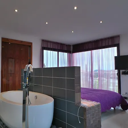 Grande 350 M2, Piscine Chauffee Vue Et Collines, Sur Mer, 10 Personnes Villa *