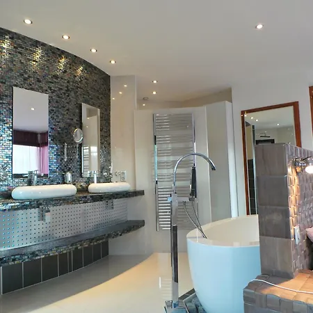 Grande 350 M2, Piscine Chauffee Vue Et Collines, Sur Mer, 10 Personnes Villa
